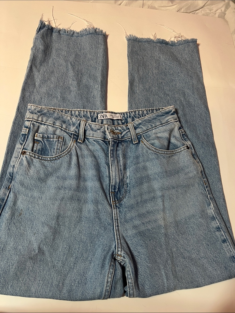 Zara Women’s Light Wash Relaxed Straight Jeans - Light Blue Raw Hem Y2K
Size 4